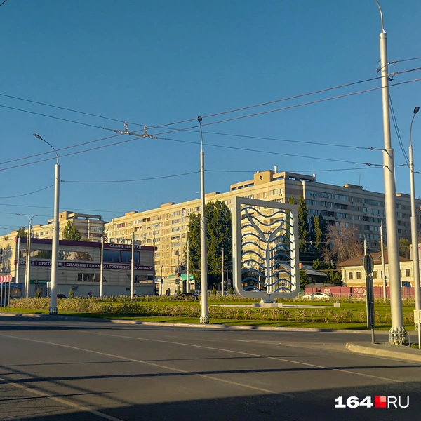 Герб Саратова, видимый отовсюду. | Источник: Сергей Гендин / 164.RU