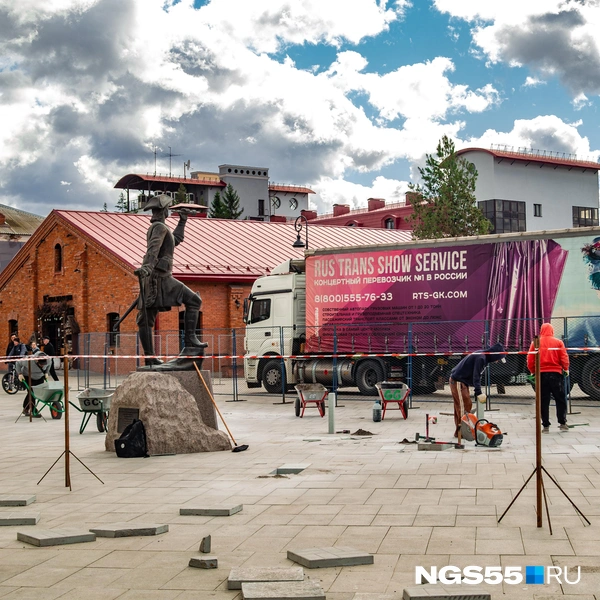 Местами перекладывают плитку | Источник: Кирилл Башинский / NGS55.RU