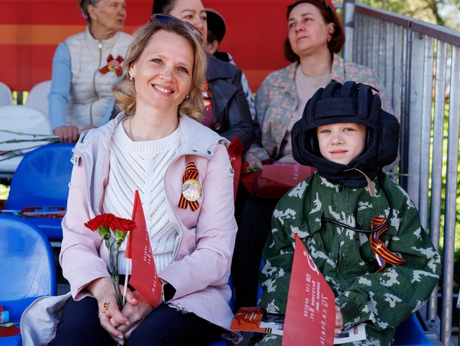 Многие горожане пришли на парад вместе с детьми. | Источник: Ирина Шарова / 72.RU 