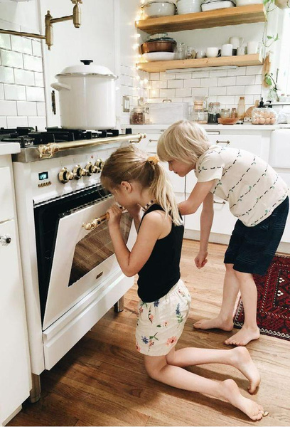 Домашние обязанности: что можно поручить ребенку в разном возрасте