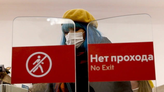 Смертность растет, умирают полностью вакцинированные: Россия снова уходит на изоляцию из-за COVID-19