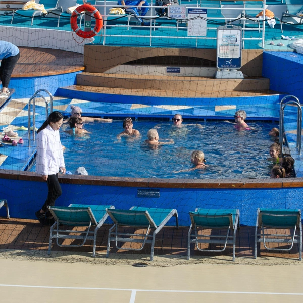 Бассейн тесный и в нем всегда много народу | Источник: читатели / SOCHI1.RU