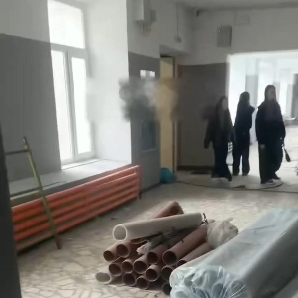 На полу в коридоре лежали стройматериалы | Источник: читательница 59.RU