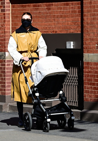 Кожаный, без рукавов и с накладным воротником — Джиджи Хадид показывает, как выглядит самый модный тренч этой весны