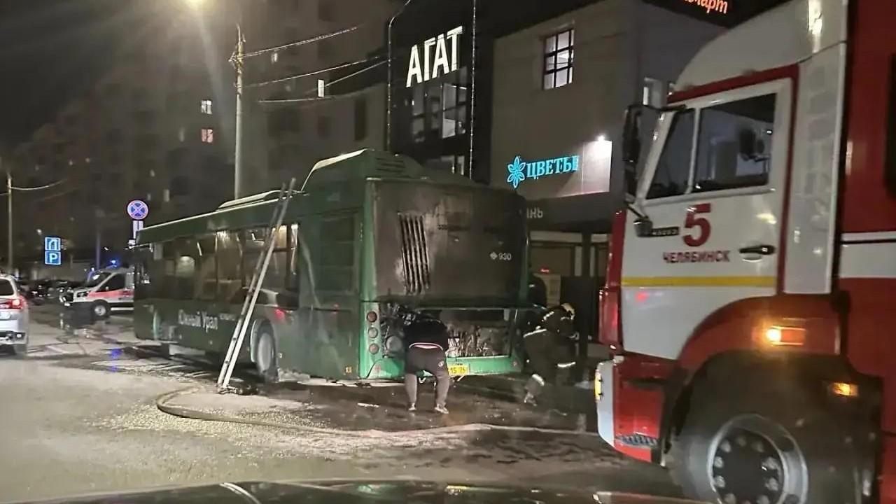 Автобус с пассажирами загорелся на ходу в Челябинске (видео)