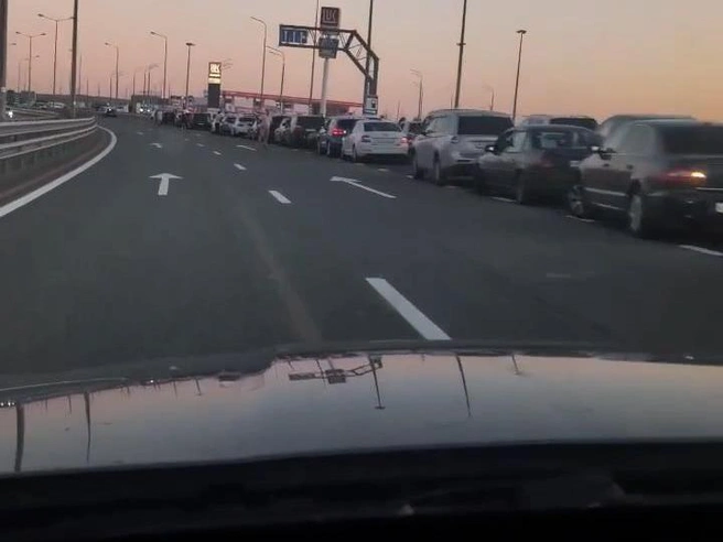 На некоторых автозаправочных станциях скапливаются длинные очереди, автомобилисты ожидают длительное время. | Источник: Ольга Ульянова