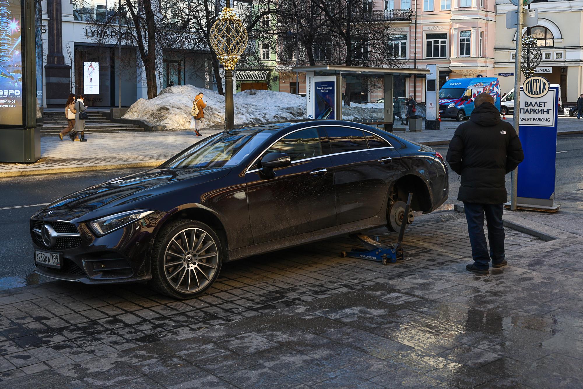 Гололед уже на пороге. Москвичей призвали срочно поменять шины