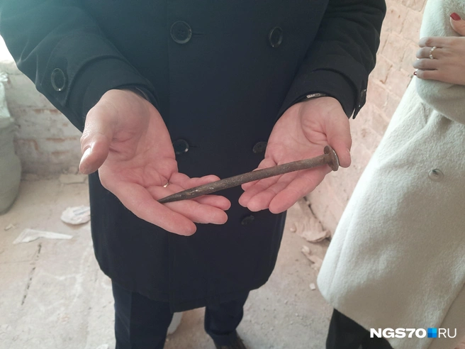 Одна любопытная вещь нашлась — огромный старинный гвоздь | Источник: Анастасия Харламова / NGS70.RU