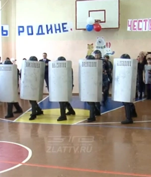 В Челябинской области школьникам на утренник привели спецназ ФСИН и устроили показательный разгон митинга (видео)