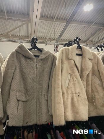 Вы тоже улавливаете эти вайбы с барахолки? Не хватает лишь картонки, шторки и возгласа продавщицы «Сейчас все так ходят!» | Источник: Алёна Золотухина / NGS.RU 