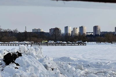 Родители ищут пропавших школьников у реки в Звенигороде