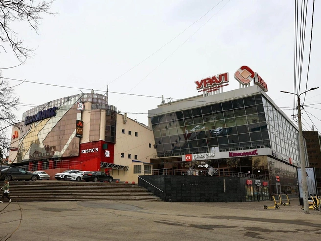 Торговый комплекс на месте легендарного кинотеатра «Урал» вновь стал частной собственностью | Источник: Михаил Шилкин