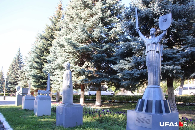 Под каждым памятником — табличка