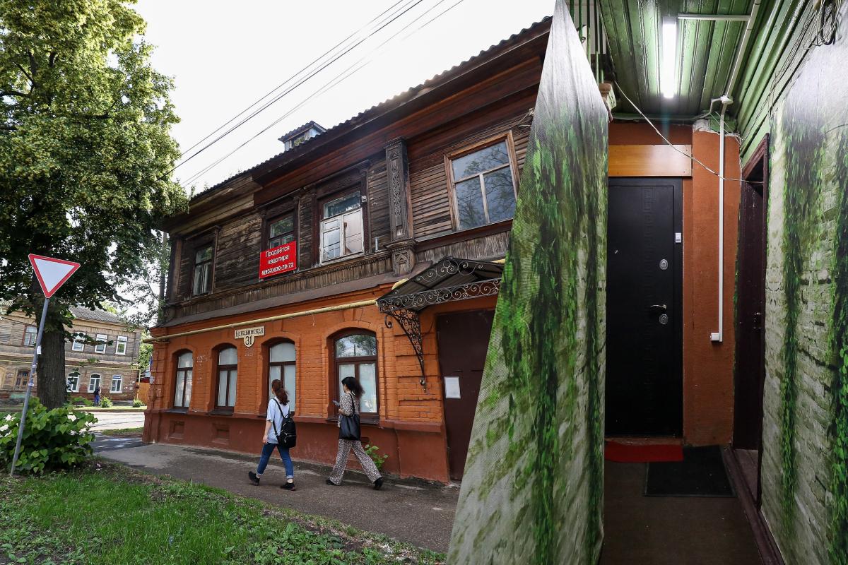 «Еще столько же простоит». Мы посетили самый старый жилой дом в Нижнем Новгороде — рассказ собственников