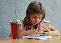 Зло или помощь: как соцсети влияют на наших детей на самом деле