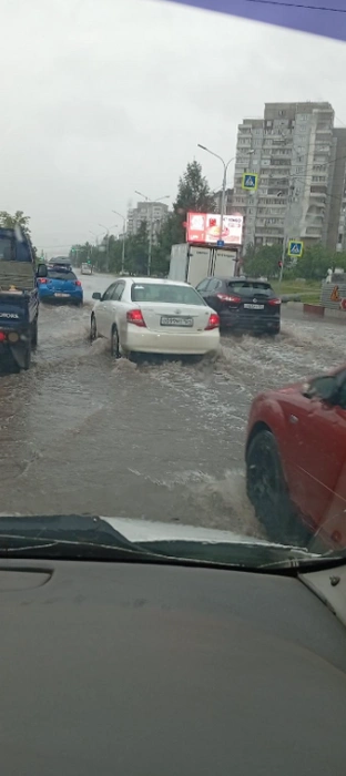 Перекресток 9 Мая — Урванцева скрылся под водой | Источник: Александр Зырянов / 2gis.ru