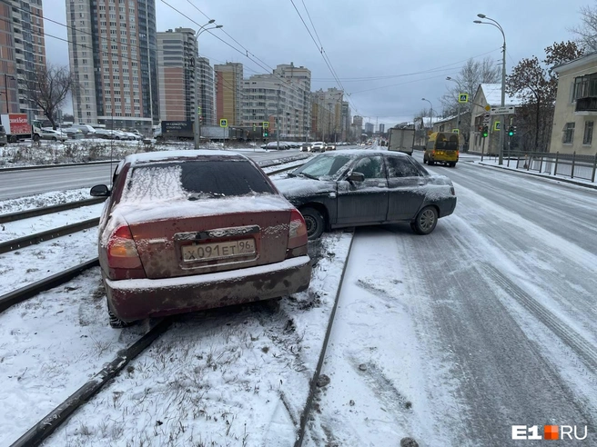 Сотни километров Пермского тракта перекрыли из-за гололеда: последствия осеннего снегопада в режиме онлайн | Источник: Читатель E1.RU