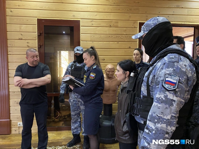 Владимиру Галяндину зачитывают решение суда. В кожаной куртке — бывшая супруга | Источник: Тамара Башаева / NGS55.RU
