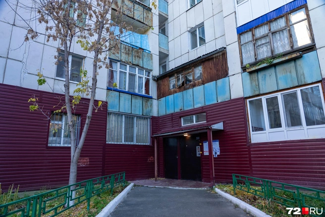 По словам соседей, Ольга жила в этом подъезде с 2018 года | Источник: Илья Чикотин / 72.RU