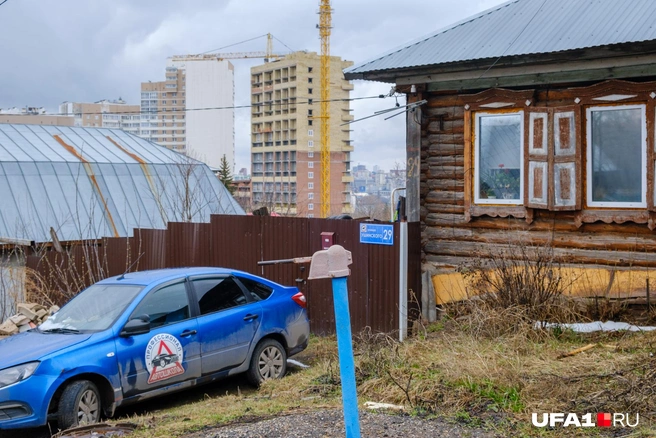 Колонка с водой, а на фоне стройка возле кладбища | Источник: Булат Салихов / UFA1.RU