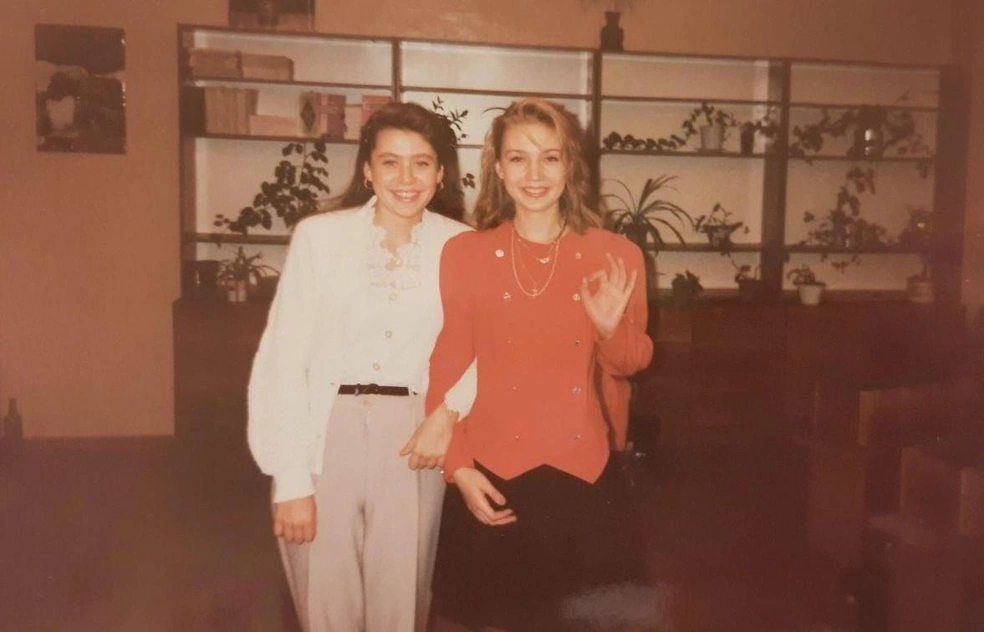 На фото читательница со своей одноклассницей Юлей, снимок сделан перед дискотекой | Источник: Лора