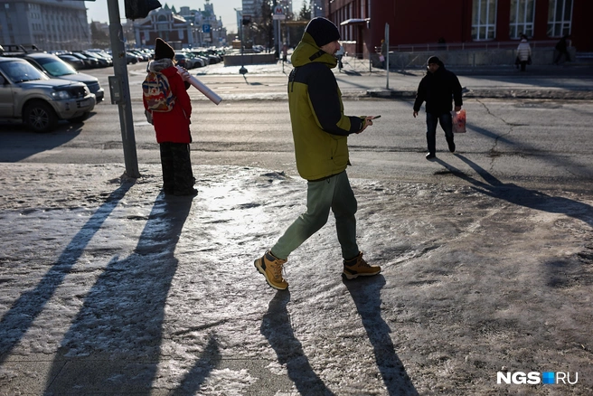 Скользко бывает и у пешеходных переходов | Источник: Александр Ощепков / NGS.RU