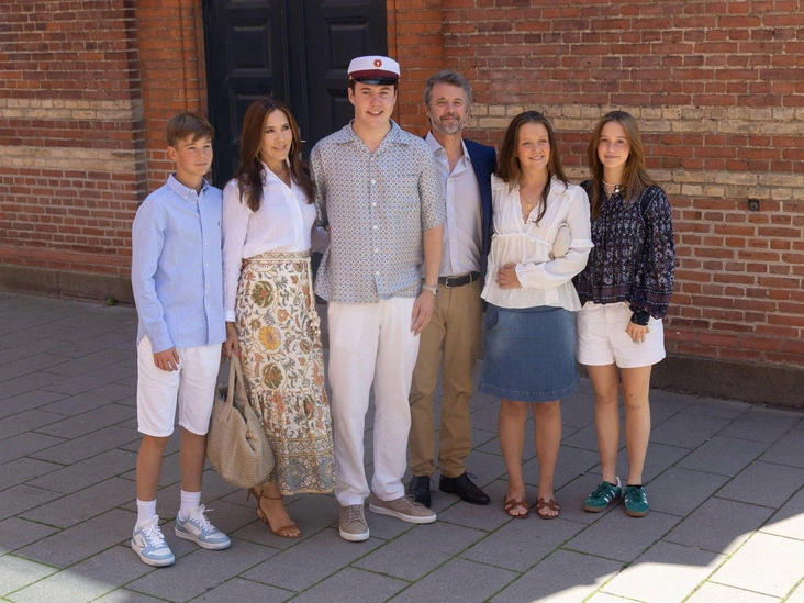 Принц Винсент, королева Мэри, принц Кристиан, король Фредерик X, принцесса Изабелла и прицнесса Жозефина, 24 июня 2024 год