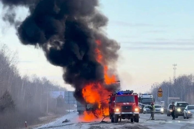На трассе под Тюменью загорелась фура