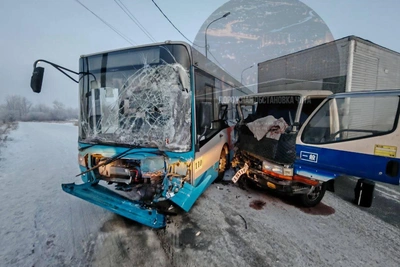 В Чите автобус и грузовик столкнулись, один человек пострадал