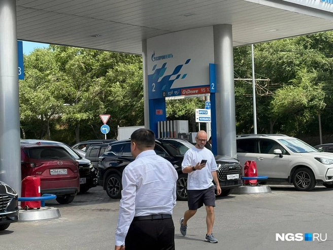 На некоторых заправках города можно получить топливо, постояв в очереди | Источник: Настасья Медведева / NGS.RU