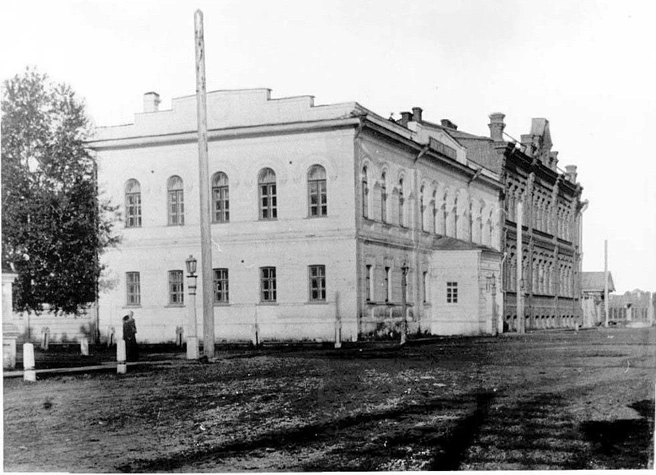 Как пишут историки, строительство женской гимназии проходило в несколько этапов. Строение поодаль&nbsp;— современное здание, построенное на деньги купцов | Источник: Тюмень до нашей эры / Vk.com