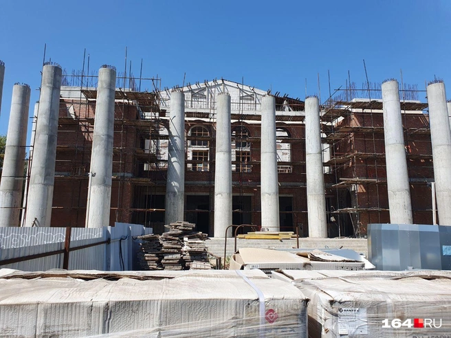 Театр ремонтируют более пяти лет. Сейчас здание законсервировали | Источник: Семен Коротов-Майбах / 164.RU