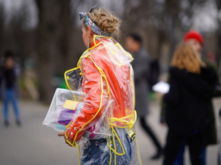 Life in Plastic: как носить пластиковые вещи этой весной