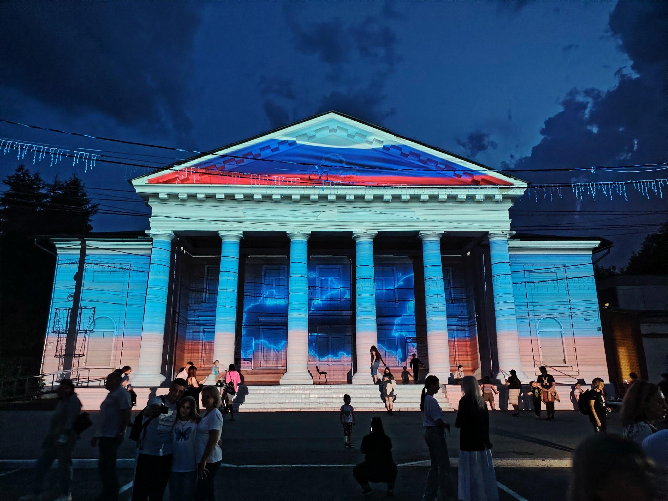 Город такого не видел — в Тольятти показали уникальное световое шоу на здании театра кукол — видео