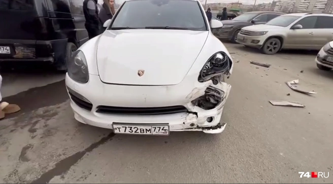 На Невском девушка на Porsche врезалась в малолитражку и улетела в авто на встречке