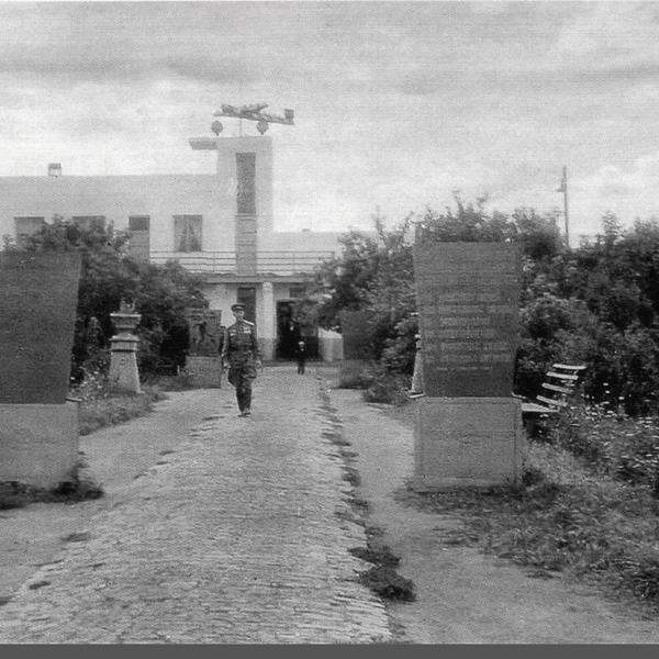 1945–1955 год. В Омске за всю его историю существовало несколько аэропортов. Тот, что на фото, построили в 1931-м. На крыше можно разгядеть макет самолета. Здание сохранилось на улице Авиационной, но в сильно перестроенном виде | Источник: Pastvu.com