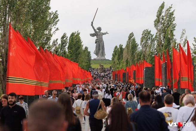Нескончаемый поток людей на Мамаевом кургане. За несколько часов до массовой давки во время «Света Великой Победы» | Источник: Алексей Волхонский / V1.RU