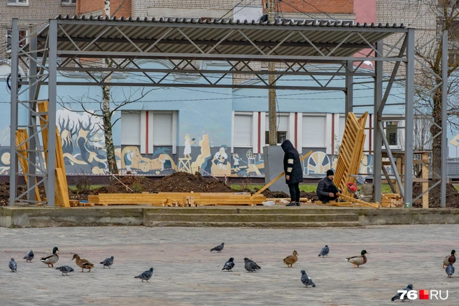 В Брагине также приступили к установке новой сцены | Источник: Кирилл Поверинов / 76.RU