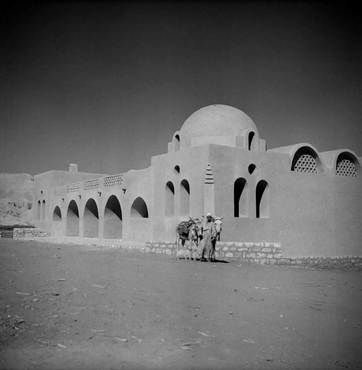 Хасан Фатхи. Выставочный зал в деревне New Gourna. Фото 1955 года. | Источник: Roger-Viollet