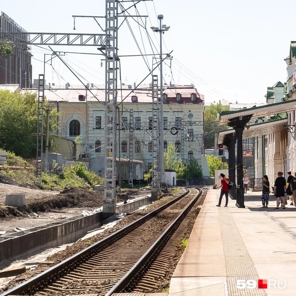 Пешеходный мост стоял вплотную к зданию вокзала Пермь I. Новый должны построить там же, но с дополнительным выходом на перрон | Источник: Василина Любимова / 59.RU