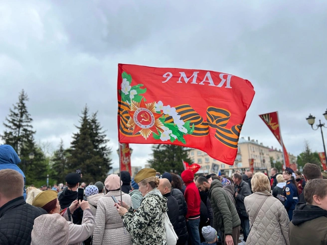 В День Победы на улицы вышли тысячи тольяттинцев, некоторые взяли праздничные стяги | Источник: Администрация Тольятти