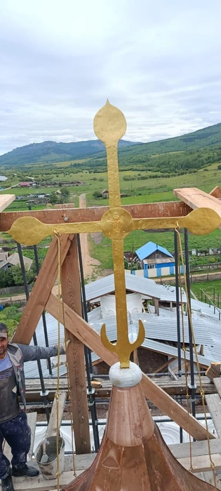 Покрыли сусальным золотом. Отреставрированный крест вернулся на 300-летнюю церковь в Калинино | Источник: «Аладдин Мамедов» / Telegram