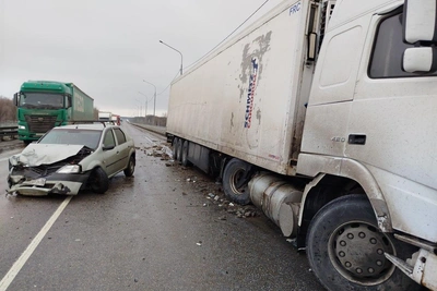 Фура столкнулась с Logan на трассе в Воронежской области
