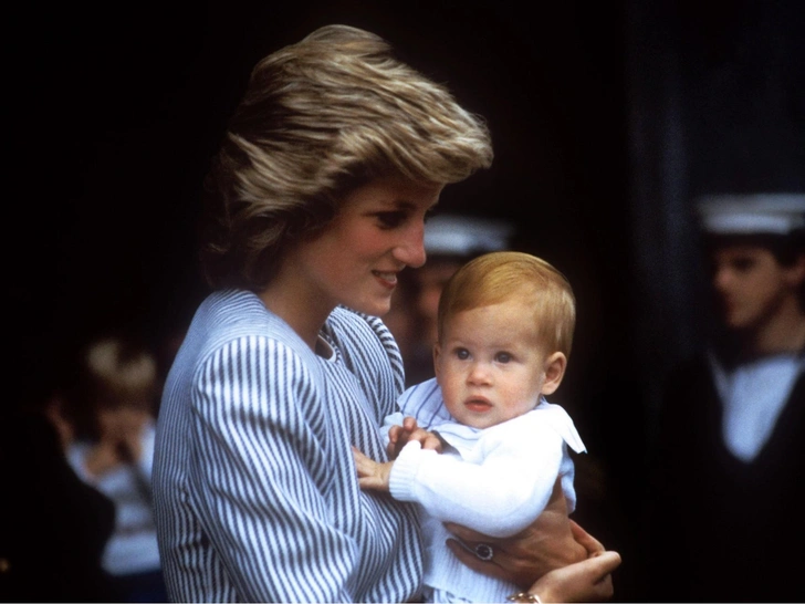 Принц Гарри начал сенсорную терапию, чтобы восстановил память о принцессе Диане | marieclaire.ru