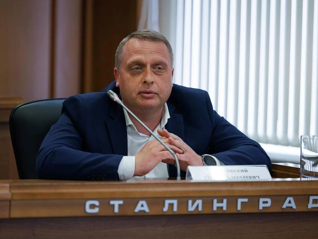Павел Целковский объявил, что ремонт в центральной части города начнётся с улицы 7-й Гвардейской Бригады. | Источник: Алексей Волхонский / V1.RU