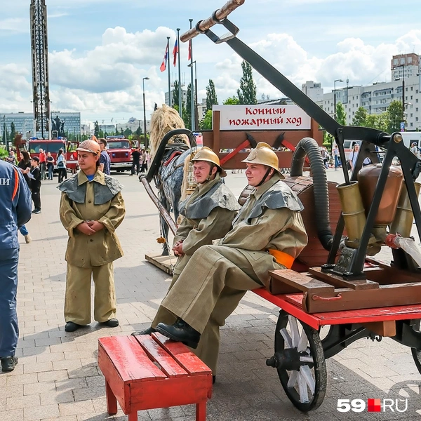 Перенос в прошлое: пермякам показали, как раньше выглядели пожарные и их техника | Источник: Василина Любимова / 59.RU