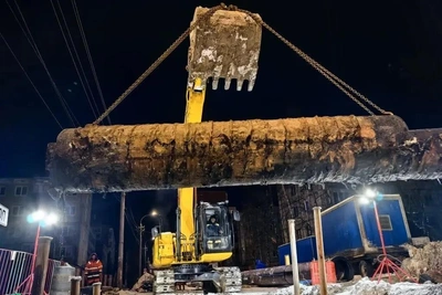 В Архангельске меняют трубы с помощью экскаватора и ГНБ