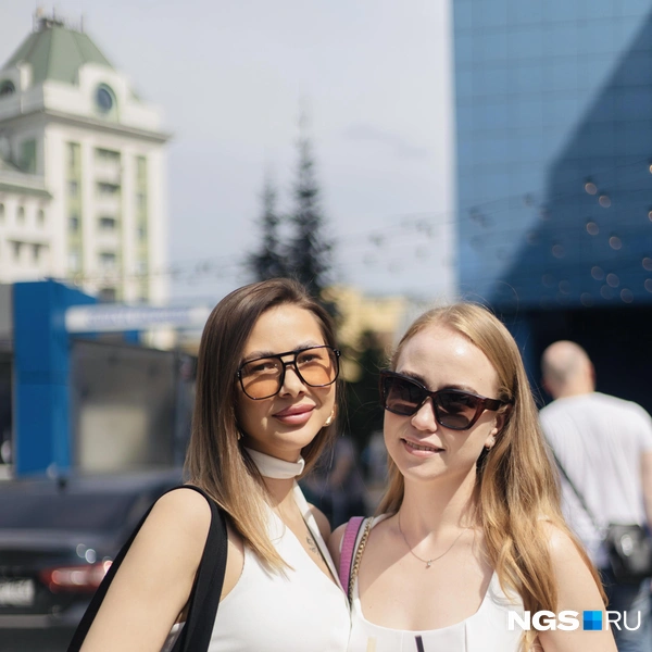 Подруги выбрались на прогулку по центру | Источник: Алина Скитович / NGS.RU