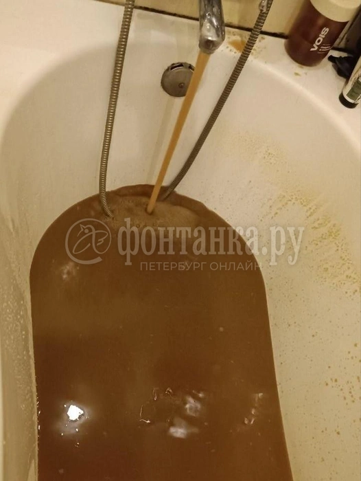 Вода цвета капучино пошла в домах на Галерной: фото | Источник: Фонтанка.ру