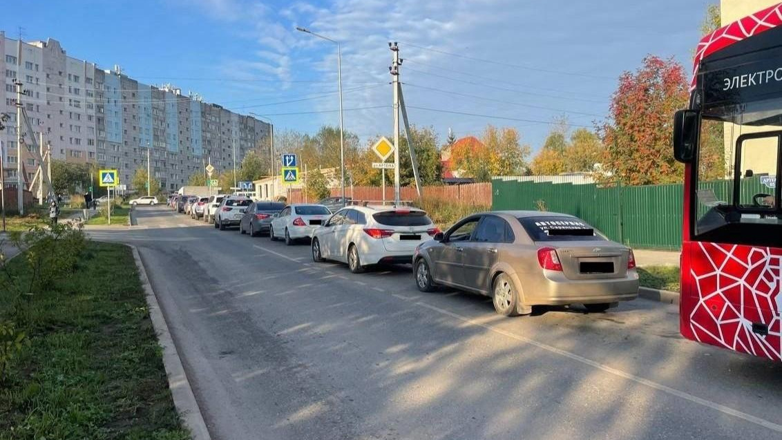 «Утром в пробке проводишь больше получаса, вечером история повторяется»: жители ЖК «Погода» жалуются на выезды